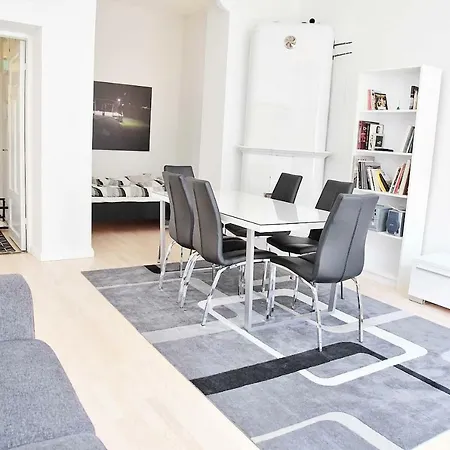 Living Arthomes #1, Design District Apartment *